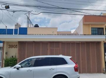 Casa · 243m² · 4 Recámaras · 2 Estacionamientos · Casa en Renta en La Calma, Zapopan