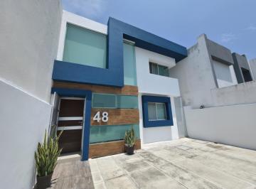 Casa · 132m² · 3 Recámaras · 2 Estacionamientos · Casa en Venta con Recámara en Planta Baja en Lomas de La Rioja Alvarado Veracruz