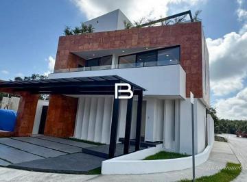 Casa · 334m² · 3 Recámaras · 2 Estacionamientos · Casa en Fraccionamiento Vía Cumbres