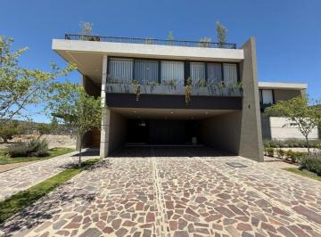 Casa · 355m² · 3 Recámaras · 4 Estacionamientos · Casa en Venta en La Campiña del Bosque León Guanajuato