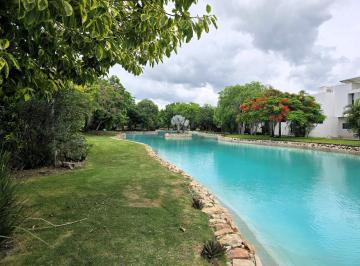 Casa · 248m² · 2 Recámaras · 2 Estacionamientos · Casa en Altozano con Preciosa Vista Al Lago