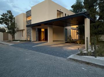 Casa de 4 habitaciones, Querétaro · Casa en Venta en Juriquilla con Amplio Jardín