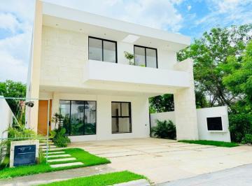 Casa · 350m² · 4 Recámaras · 3 Estacionamientos · Casa de Lujo en Venta, en Zona Country de Merida