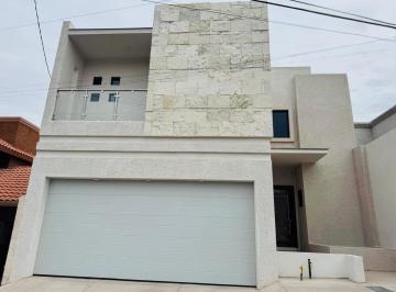 Casa · 253m² · 3 Recámaras · 2 Estacionamientos · Casa en Venta Lomas Universidad