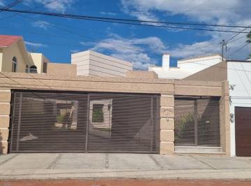 Casa · 195m² · 3 Recámaras · 4 Estacionamientos · Casa en Fraccionamiento Real Jurica
