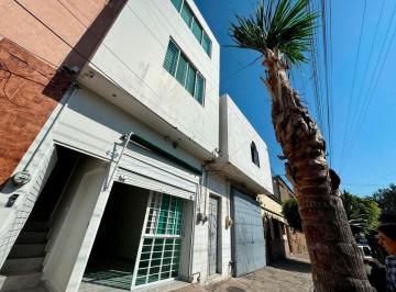 Casa de 3 habitaciones, Guadalajara · ¡Propiedad de 3 Niveles en Venta en Col. Oblatos, Ideal Para Inversionistas!