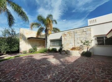 Casa de 4 habitaciones, León · Casa en Venta con Recámara Principal en Planta Baja en Cumbres del Campestre