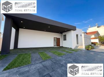 Casa · 425m² · 3 Recámaras · 3 Estacionamientos · Casa - Fraccionamiento Petrolera Chairel