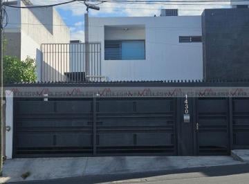 Casa · 200m² · 3 Recámaras · 2 Estacionamientos · Casa en Renta en Monterrey