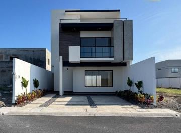 Casa · 209m² · 3 Recámaras · 2 Estacionamientos · Venta de Casa en Fraccionamiento Lomas de La Rioja con Roofgarden
