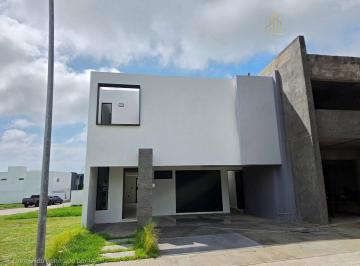 Casa · 214m² · 3 Recámaras · 2 Estacionamientos · Venta de Casa en Fraccionamiento Lomas del Dorado Equipada