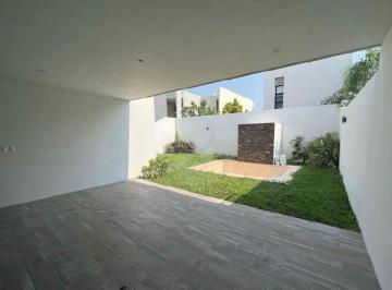 Casa · 410m² · 4 Recámaras · 4 Estacionamientos · Casa en Venta en Cholul