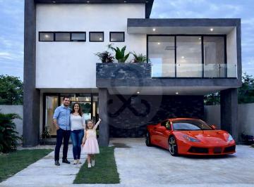 Casa · 450m² · 5 Recámaras · 3 Estacionamientos · Casa en Venta en Komchén
