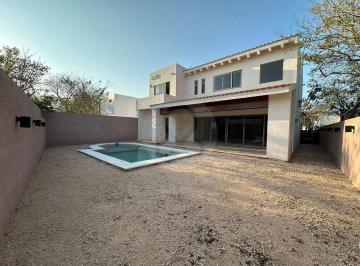 Casa · 426m² · 4 Recámaras · 4 Estacionamientos · Casa en Venta en Cholul