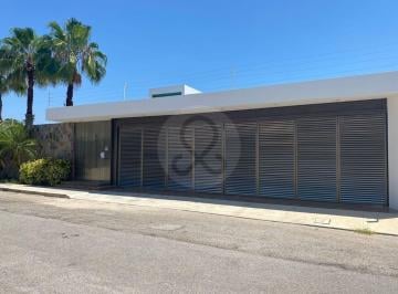 Casa · 762m² · 3 Recámaras · 4 Estacionamientos · Casa en Venta en Fraccionamiento Altabrisa