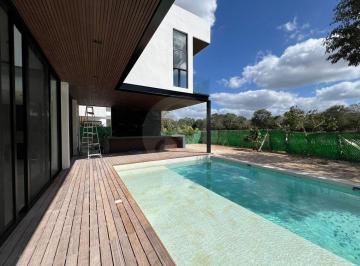 Casa en condominio · 610m² · 5 Recámaras · 3 Estacionamientos · Casa en Condominio en Venta en Yucatán Country Club