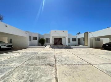 Casa · 657m² · 4 Recámaras · 8 Estacionamientos · Casa en Venta en Cholul