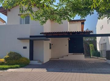 Casa · 270m² · 3 Recámaras · 3 Estacionamientos · Casa en Lomas del Campanario