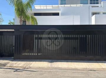 Casa · 250m² · 4 Recámaras · 3 Estacionamientos · Renta de Casa de 4 Habitaciones en Montebello Amueblado y Paneles Solares