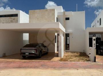 Casa · 224m² · 3 Recámaras · 2 Estacionamientos · Capri: Casa en Venta en Cholul