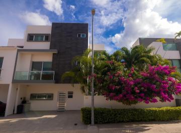 Casa · 256m² · 3 Recámaras · 2 Estacionamientos · Venta Renta Casa Arbolada Huayacán Cancun