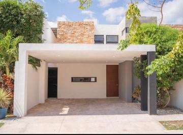 Casa en condominio · 185m² · 3 Recámaras · 2 Estacionamientos · Venta Hermosa Casa de 3 Recamaras,1 en Pb, Jardin y Alberca en Privada Residencial en Dzitya