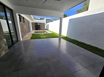 Casa · 982m² · 4 Recámaras · 2 Estacionamientos · Casa en Privada Chaactun Chablekal. Zona Country
