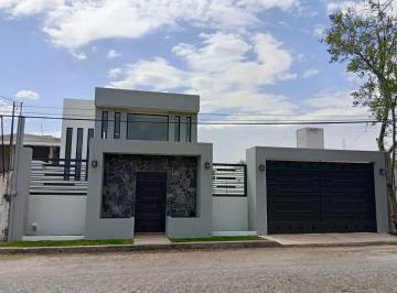 1 · Casa en Venta en Ayala, Morelos: Amplia Propiedad con Jardín, Piscina y Amenidades