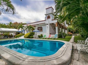 Casa · 350m² · 4 Recámaras · 6 Estacionamientos · Venta de Casa de un Solo Nivel en El Centro de Jiutepec, Morelos… Cv - 6176