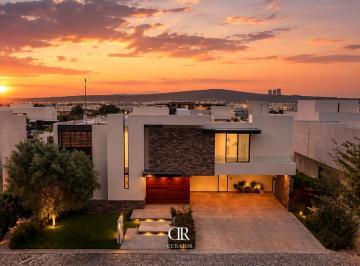 Casa · 586m² · 5 Recámaras · 6 Estacionamientos · Casa en Venta en El Campanario, Querétaro.