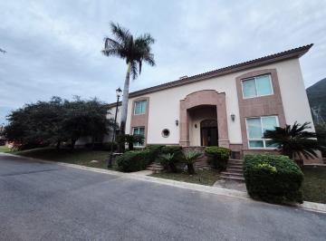 Casa · 773m² · 4 Recámaras · 5 Estacionamientos · Casa en Venta Portal del Huajuco Carretera Nacional