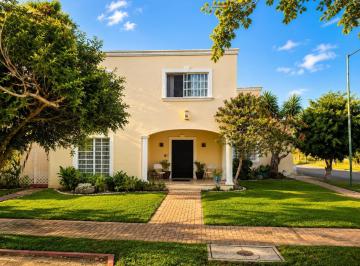 Casa en condominio · 253m² · 5 Recámaras · 2 Estacionamientos · Venta Casa de 5 Habitaciones Jardin y Alberca en Privada Algarrobos Zona Cabo Norte Santa Gertudis