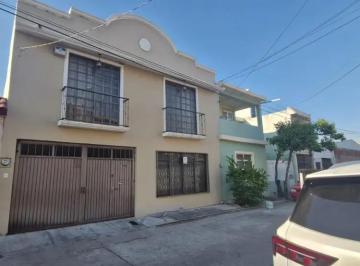 1 · Casa en Venta en Irapuato, La Pradera - Espaciosa y Bien Ubicada