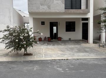 Fachada principal · Casa de 3 Niveles con Terreno Excedente