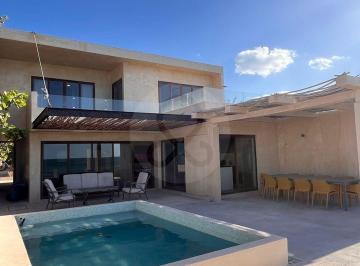 Casa · 335m² · 4 Recámaras · 8 Estacionamientos · Casa en Venta en Pueblo Chelem