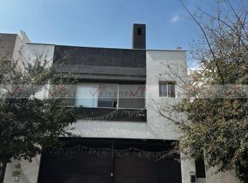 Casa · 225m² · 4 Recámaras · 2 Estacionamientos · Casa en Venta en Monterrey