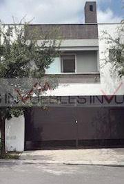 Casa · 225m² · 4 Recámaras · 2 Estacionamientos · Casa en Venta en Cumbres San Agustín