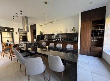 Casa en condominio · 250m² · 4 Recámaras · 2 Estacionamientos · Casa en Condominio Paraíso Jiutepec, Inversión