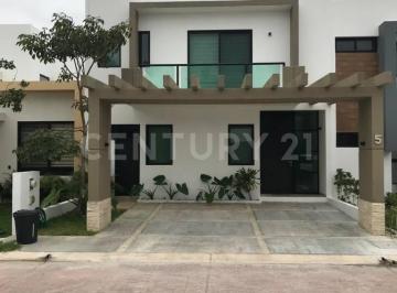 Casa · 226m² · 4 Recámaras · 2 Estacionamientos · En Venta Amplia y Moderna Residencia en Residencial Río