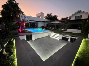 Casa · 550m² · 4 Recámaras · 3 Estacionamientos · Venta de Casa Moderna en Fraccionamiento Sumiya