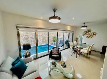 Casa · 181m² · 3 Recámaras · 2 Estacionamientos · Casa en Venta con Alberca Privada | 3 Niveles | Arbolada