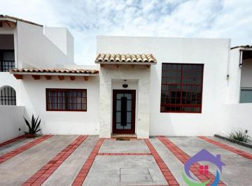 Casa · 175m² · 3 Recámaras · 2 Estacionamientos · Casa en Venta en Tequisquiapan, Condominio con Alberca y Seguridad