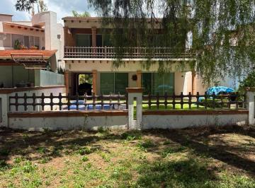 Casa · 300m² · 4 Recámaras · 2 Estacionamientos · Se Vende Casa en Club de Golf Tequisquiapan Junto Al Fairway