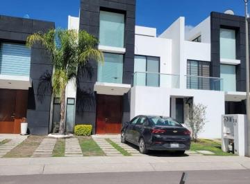 Casa · 4 Recámaras · 2 Estacionamientos · Casa en Fraccionamiento Pontevedra II Juriquilla en Venta