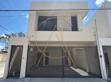 Casa · 240m² · 3 Recámaras · 2 Estacionamientos · Casa en Los Mangos