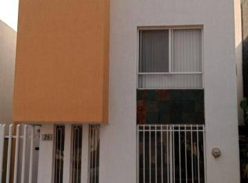 Casa de 4 habitaciones, Tlajomulco de Zúñiga · Amplia Casa con Recámara en Planta Baja con Baño Completo
