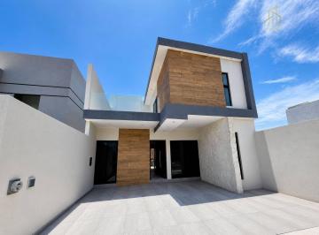 Casa · 180m² · 3 Recámaras · 2 Estacionamientos · Venta de Casa en Fraccionamiento Lomas del Mediterráneo con Alberca