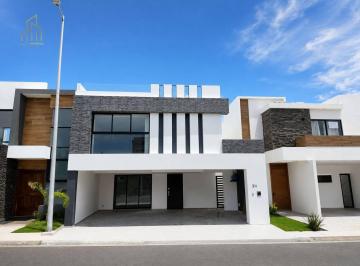 Casa · 259m² · 3 Recámaras · 2 Estacionamientos · Venta de Casa en Fraccionamiento Lomas de La Rioja con Alberca