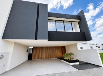 Casa · 269m² · 4 Recámaras · 2 Estacionamientos · Venta de Casa en Fraccionamiento Lomas del Dorado con Alberca