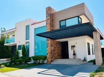Casa de 3 habitaciones, Aguascalientes · Casa en Venta en Las Plazas, Sala Doble Altura, Jardín y Terraza